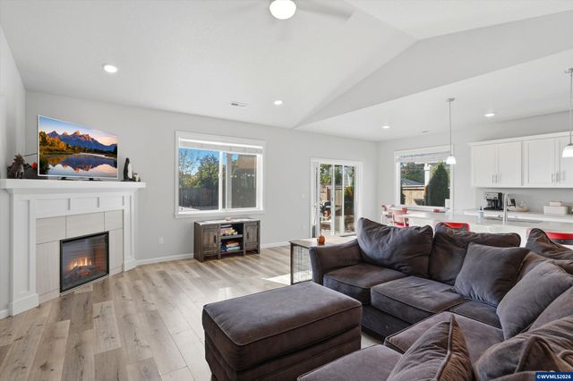 329 S 7th St, Carlton, OR 97111
