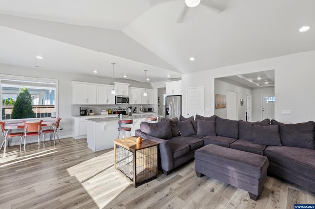329 S 7th St, Carlton, OR 97111