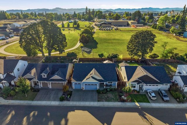 329 S 7th St, Carlton, OR 97111