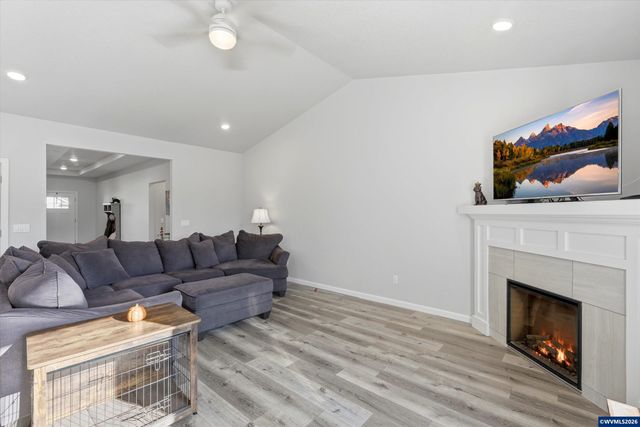 329 S 7th St, Carlton, OR 97111
