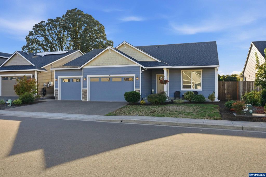 Image 1 of property listing at 329 S 7th St, Carlton, OR 97111