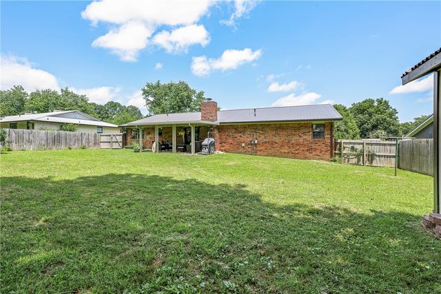 3101 N McDonald Avenue, Springdale, AR 72762