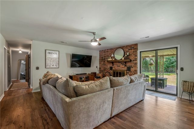 3101 N McDonald Avenue, Springdale, AR 72762