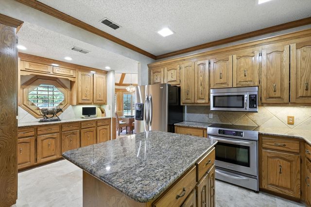 2202 Lakeforest Drive, Weatherford, TX 76087