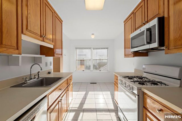 130 Panorama Drive, Edgewater, NJ 07020