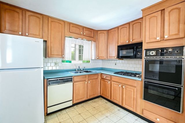 66 Seymour St, New Bedford, MA 02744