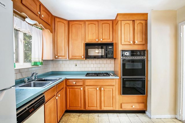 66 Seymour St, New Bedford, MA 02744