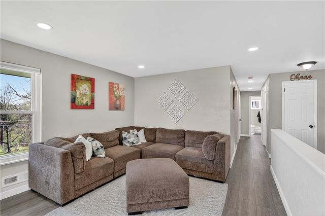6038 Dalmation Dr, Bethel Park, PA 15102