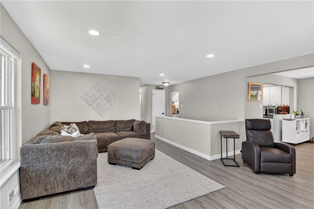 6038 Dalmation Dr, Bethel Park, PA 15102