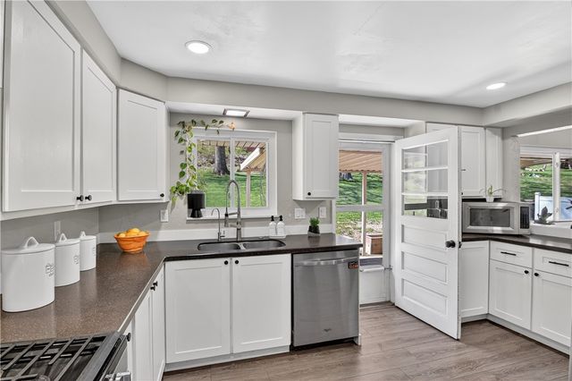 6038 Dalmation Dr, Bethel Park, PA 15102