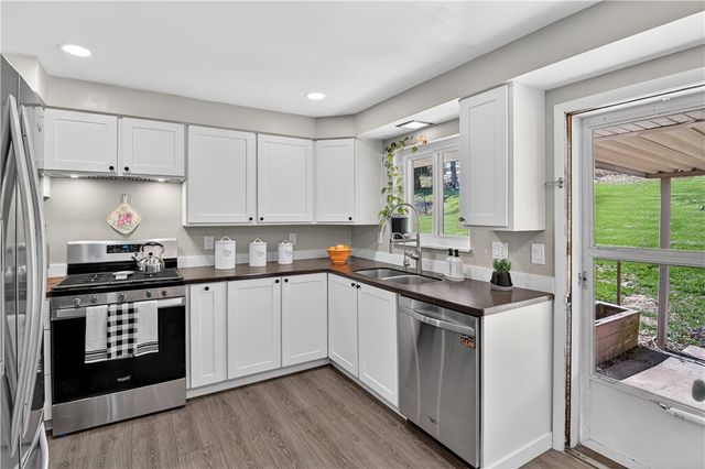 6038 Dalmation Dr, Bethel Park, PA 15102