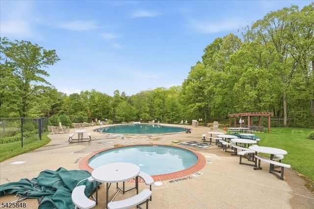 2 Powderhorn Dr, Rockaway Twp., NJ 07866