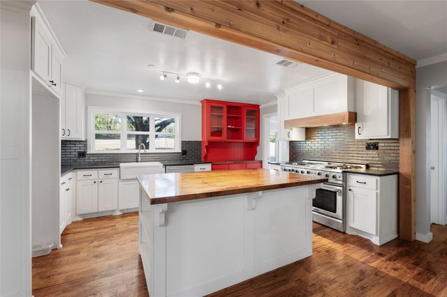 750 Possom Trot Hollow Road, Whitewright, TX 75491