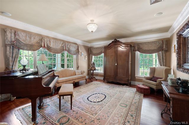 608 Shore Drive, Oakdale, NY 11769