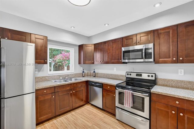 709 NW 9th Ct, Hallandale Beach, FL 33009