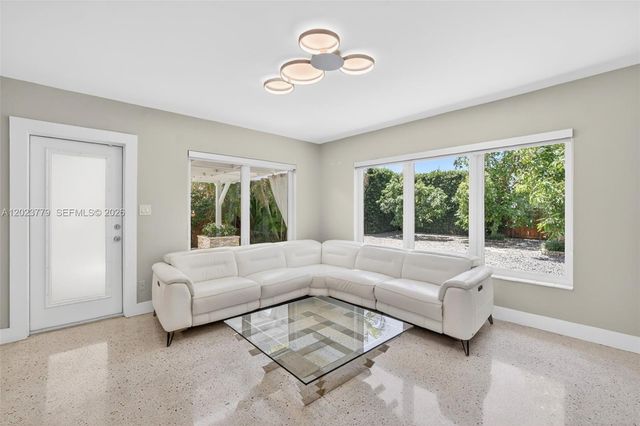 709 NW 9th Ct, Hallandale Beach, FL 33009