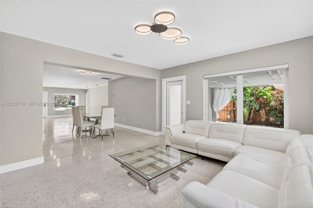 709 NW 9th Ct, Hallandale Beach, FL 33009