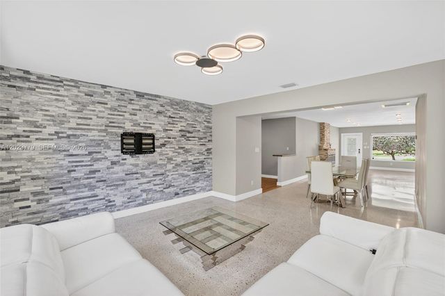 709 NW 9th Ct, Hallandale Beach, FL 33009