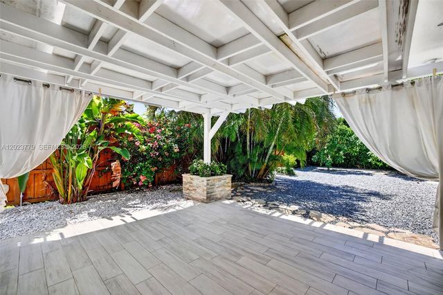 709 NW 9th Ct, Hallandale Beach, FL 33009