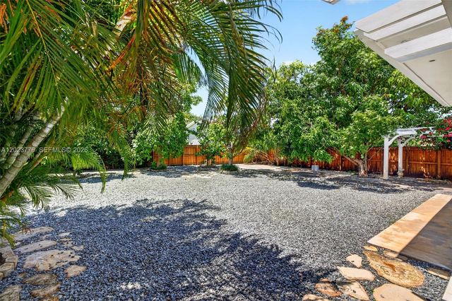 709 NW 9th Ct, Hallandale Beach, FL 33009