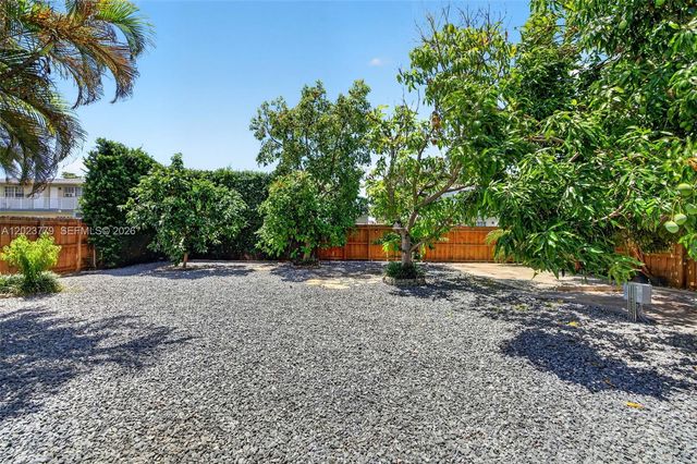 709 NW 9th Ct, Hallandale Beach, FL 33009