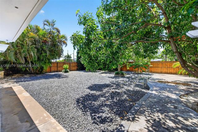 709 NW 9th Ct, Hallandale Beach, FL 33009
