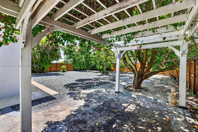 709 NW 9th Ct, Hallandale Beach, FL 33009