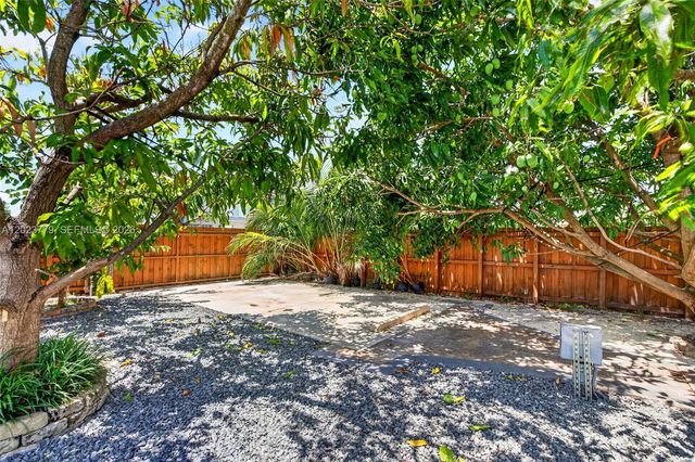 709 NW 9th Ct, Hallandale Beach, FL 33009