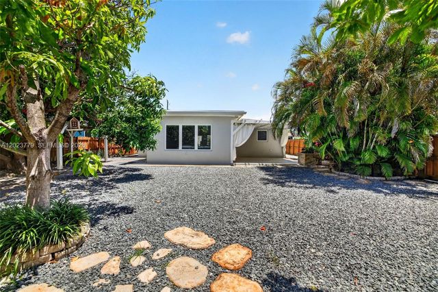 709 NW 9th Ct, Hallandale Beach, FL 33009