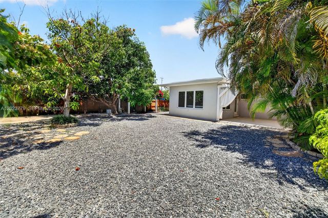 709 NW 9th Ct, Hallandale Beach, FL 33009