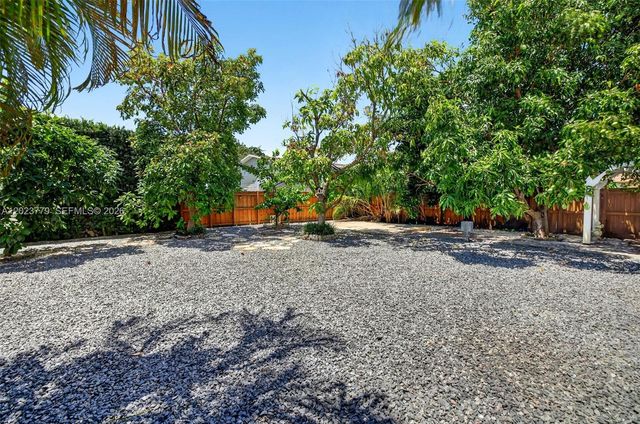 709 NW 9th Ct, Hallandale Beach, FL 33009