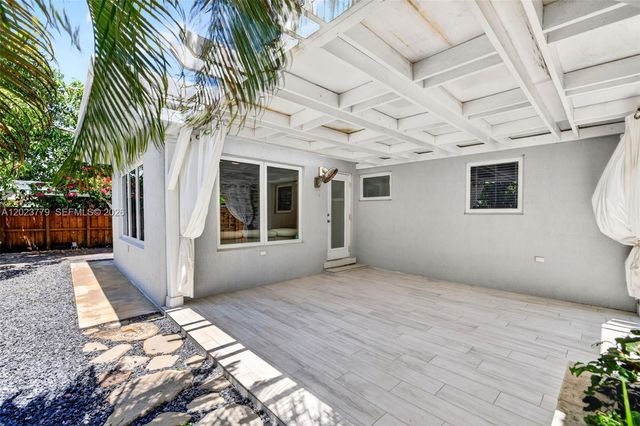 709 NW 9th Ct, Hallandale Beach, FL 33009