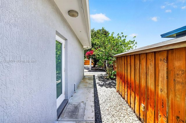 709 NW 9th Ct, Hallandale Beach, FL 33009