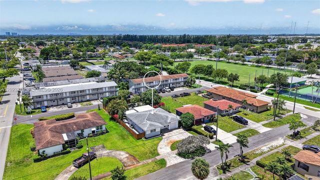 709 NW 9th Ct, Hallandale Beach, FL 33009