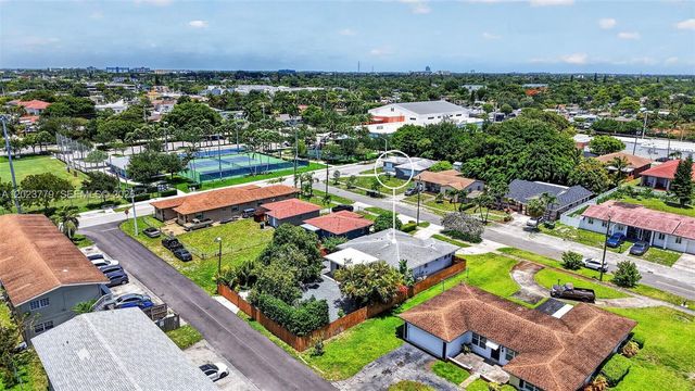 709 NW 9th Ct, Hallandale Beach, FL 33009