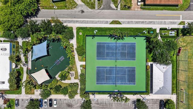 709 NW 9th Ct, Hallandale Beach, FL 33009
