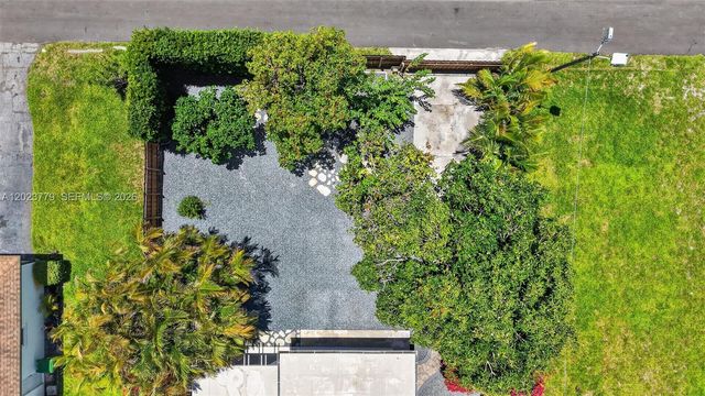 709 NW 9th Ct, Hallandale Beach, FL 33009