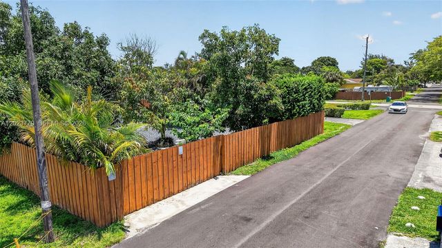 709 NW 9th Ct, Hallandale Beach, FL 33009