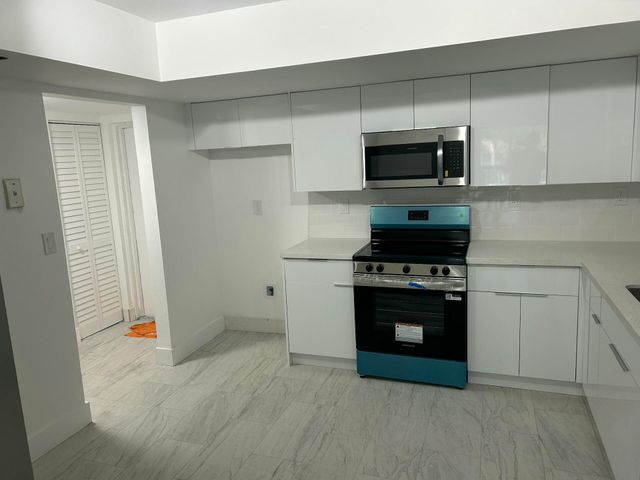 701 N Pine Island Road 304, Plantation, FL 33324