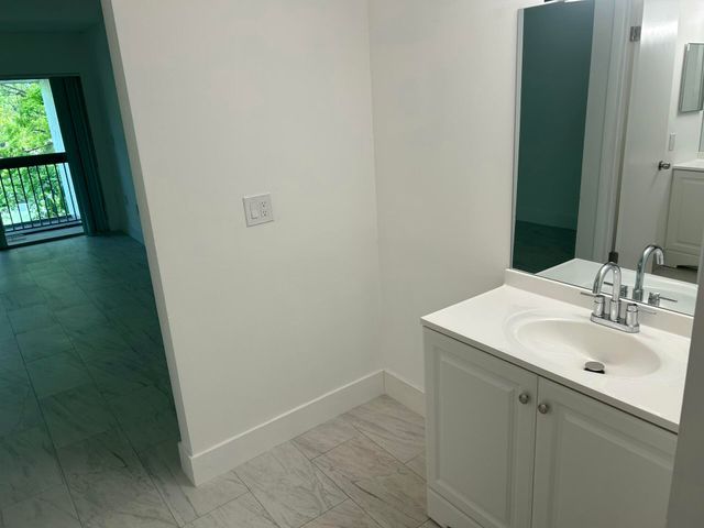 701 N Pine Island Road 304, Plantation, FL 33324