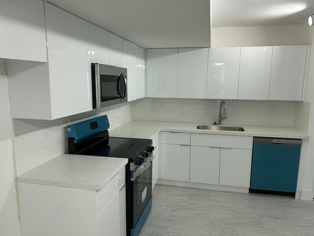 701 N Pine Island Road 304, Plantation, FL 33324