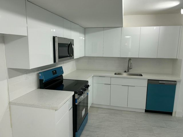 701 N Pine Island Road 304, Plantation, FL 33324