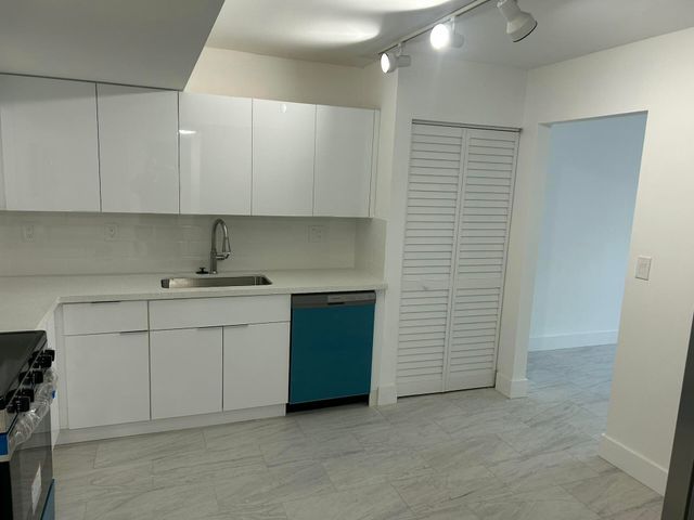 701 N Pine Island Road 304, Plantation, FL 33324