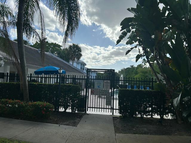 701 N Pine Island Road 304, Plantation, FL 33324