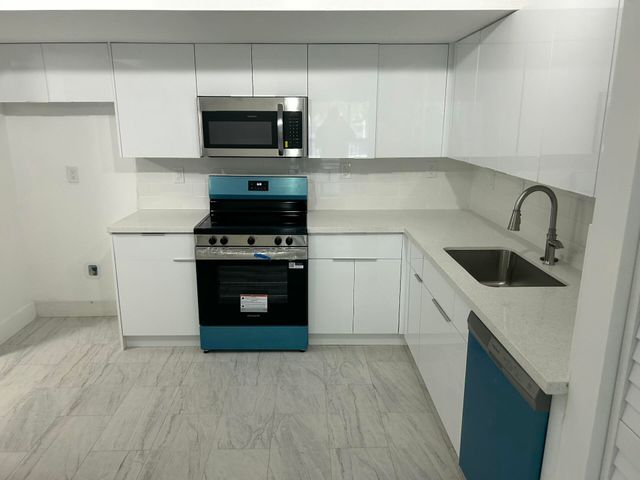 701 N Pine Island Road 304, Plantation, FL 33324