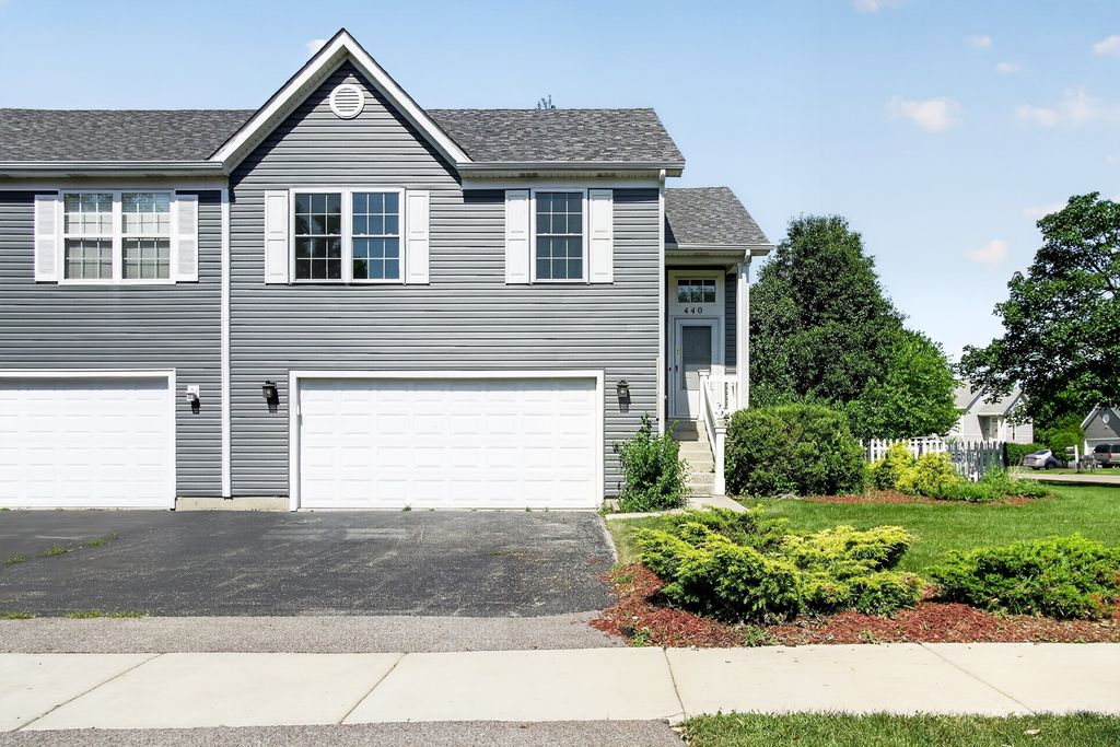 440 Newport Circle, Oswego, IL 60543