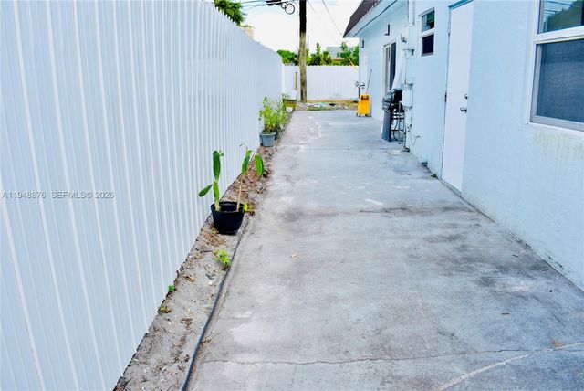 2280 SW 43rd Ave 2, Fort Lauderdale, FL 33317