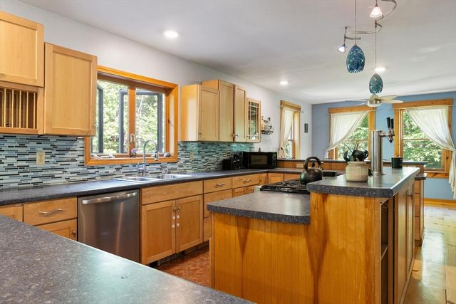 1132 Doe Valley Rd, Athol, MA 01331