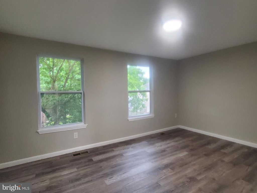 Image 12 of property listing at 14813 HAMMERSMITH CIR, Silver Spring, MD 20906
