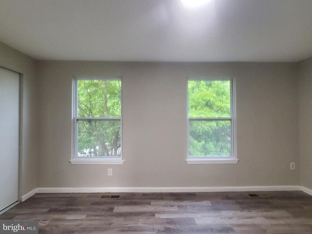 Image 13 of property listing at 14813 HAMMERSMITH CIR, Silver Spring, MD 20906